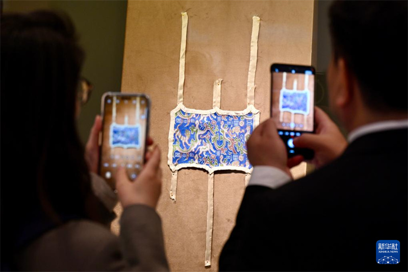 Ouverture d'une exposition d'art et d'objets culturels du Xinjiang en Grèce