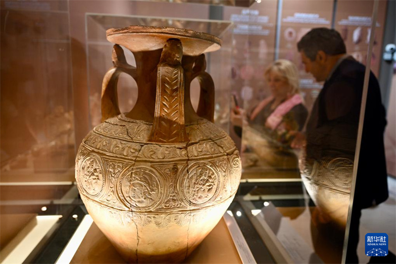 Ouverture d'une exposition d'art et d'objets culturels du Xinjiang en Grèce