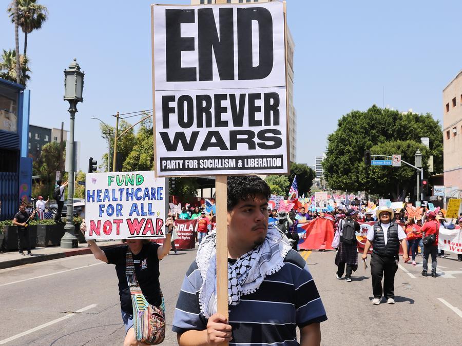 Des manifestants tenant des pancartes participent à un rassemblement du 1er Mai à Los Angeles, en Californie, aux Etats-Unis, le 1er mai 2026. (Xinhua/Qiu Chen)