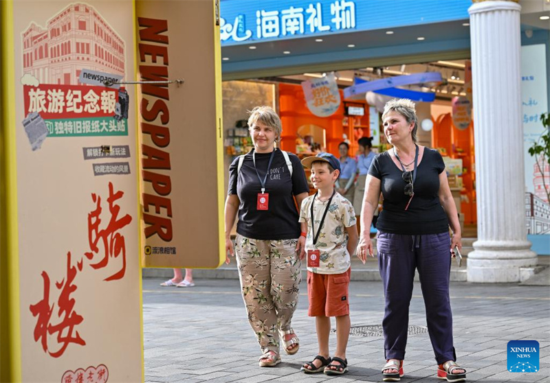 Hainan : des touristes étrangers visitent la vieille rue des Qilou à Haikou