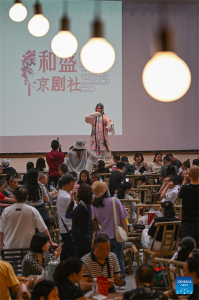Un artiste interprète de l'opéra de Pékin dans une maison de thé à Chongqing (sud-ouest de la Chine), le 10 mai 2026. (Chen Cheng/Xinhua)