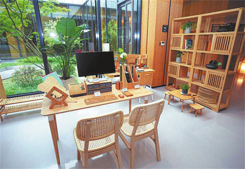 Photo montrant des meubles et des fournitures de bureau en bambou dans une maison d'hôtes du comté d'Anji, à Huzhou, dans la province du Zhejiang (est de la Chine), le 16 août 2023. (Zhu Han/Xinhua)