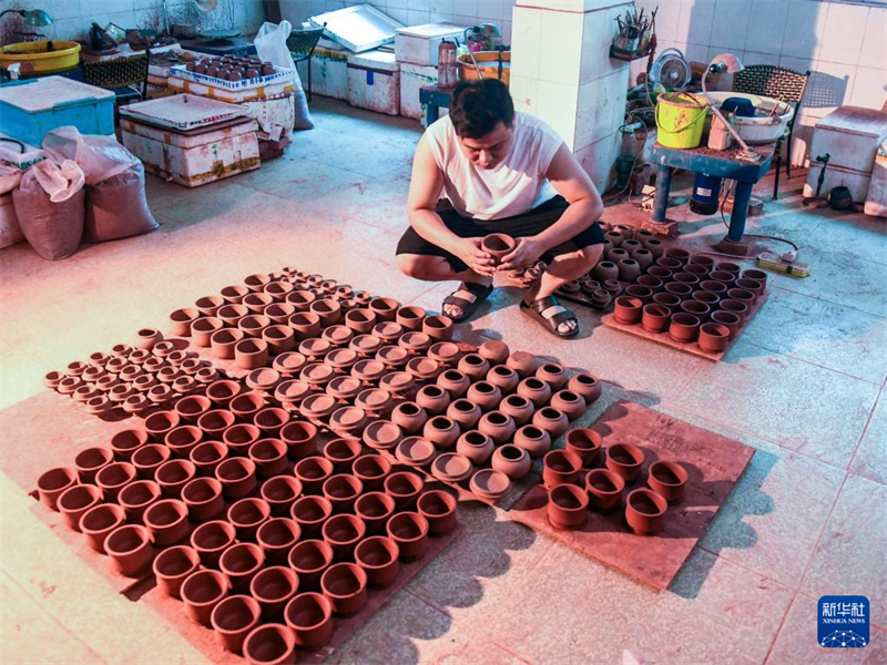 Guangxi : des étudiants s'associent pour entreprendre et perpétuer la culture de la poterie Nixing