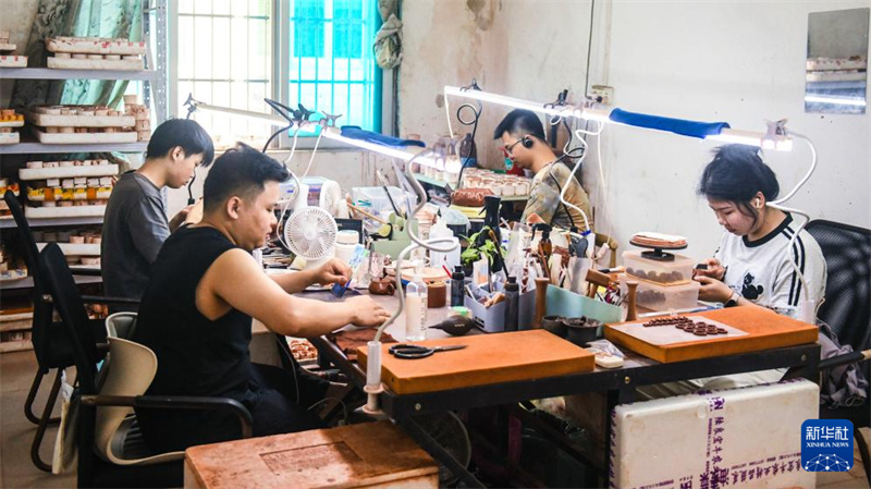 Guangxi : des étudiants s'associent pour entreprendre et perpétuer la culture de la poterie Nixing