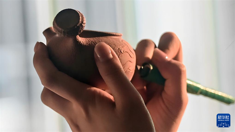 Guangxi : des étudiants s'associent pour entreprendre et perpétuer la culture de la poterie Nixing