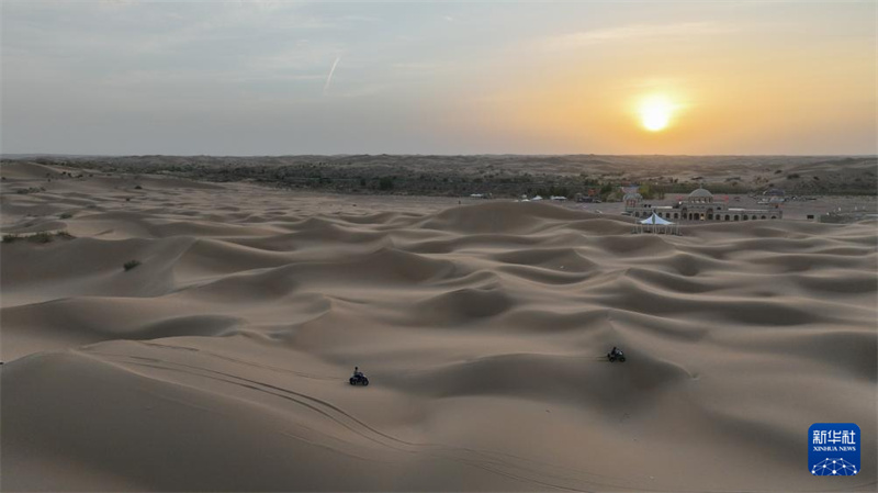 Mongolie intérieure : le paysage du désert de Kubuqi au début de l'été