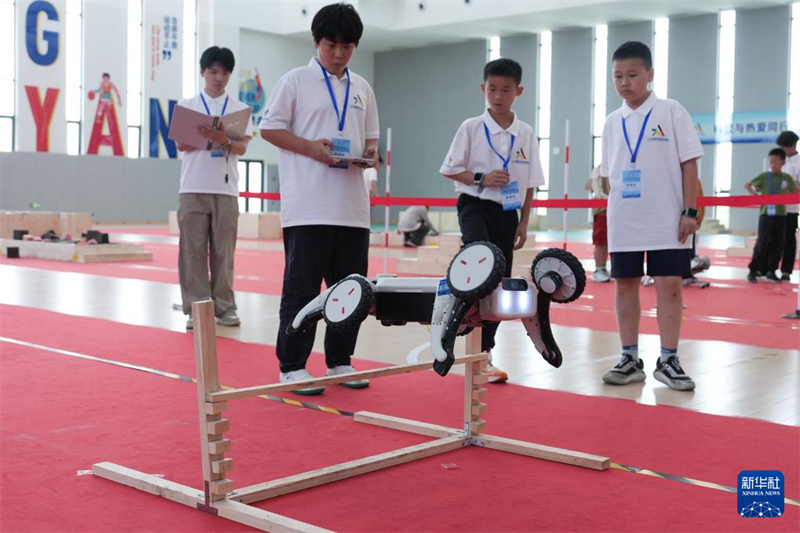 Zhejiang : une démonstration de robots en vitesse et parcours d'obstacles sur le campus à Hangzhou