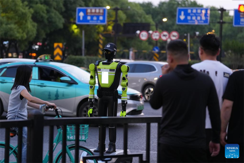 Zhejiang : des robots intelligents de gestion du trafic déployés à Hangzhou