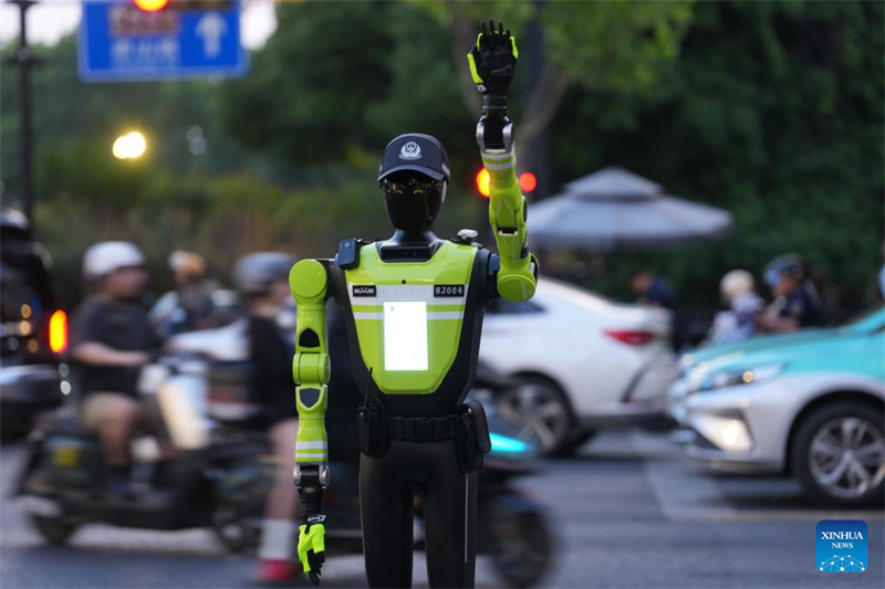 Zhejiang : des robots intelligents de gestion du trafic déployés à Hangzhou