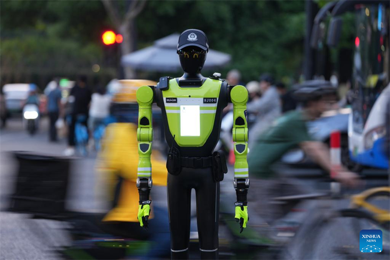Zhejiang : des robots intelligents de gestion du trafic déployés à Hangzhou