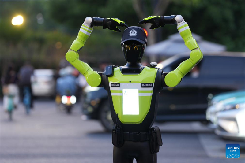 Zhejiang : des robots intelligents de gestion du trafic déployés à Hangzhou