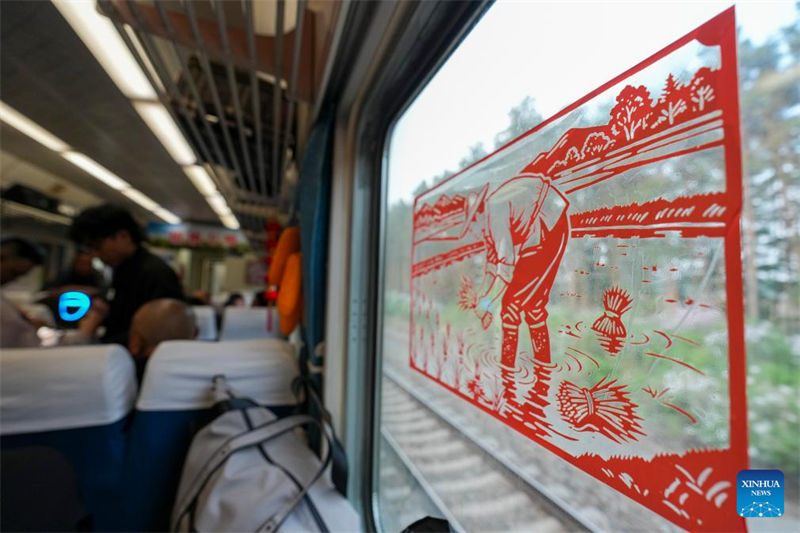 Heilongjiang : un train dédié amène des transplanteurs de riz dans la plaine de Sanjiang