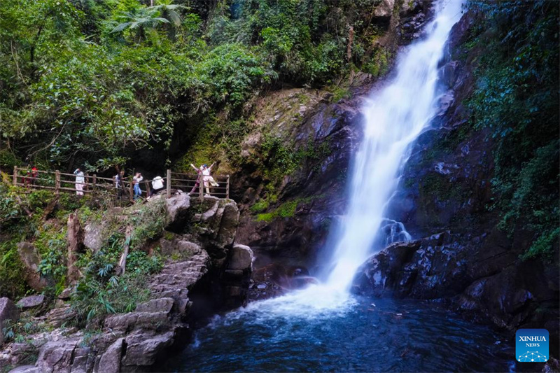 Yunnan : les regroupements de cascades de Ladeng attirent les touristes