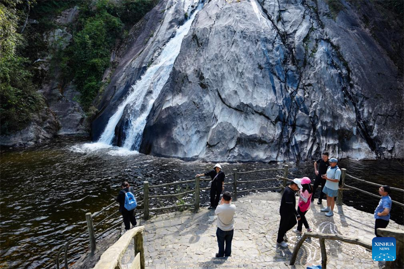 Yunnan : les regroupements de cascades de Ladeng attirent les touristes