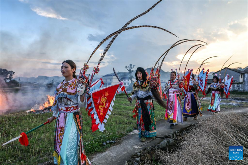 Guizhou : comment la passion de toujours de villageois contribue à préserver l'opéra Dixi