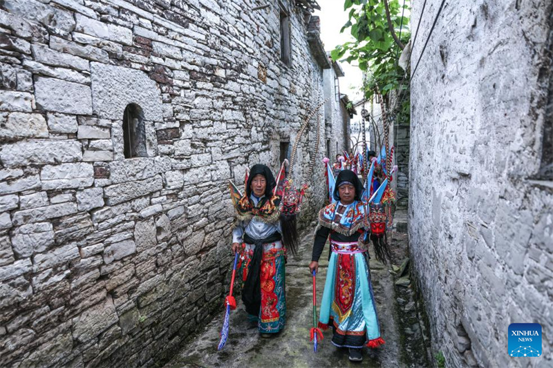 Guizhou : comment la passion de toujours de villageois contribue à préserver l'opéra Dixi