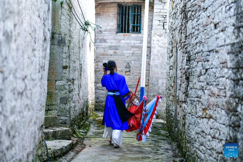 Guizhou : comment la passion de toujours de villageois contribue à préserver l'opéra Dixi