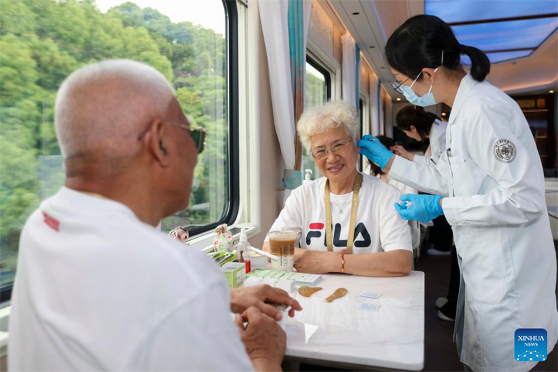 Le train Delta Star Express a quitté Shanghai pour un circuit de 18 jours au Xinjiang