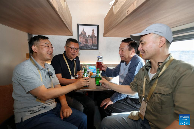 Le train Delta Star Express a quitté Shanghai pour un circuit de 18 jours au Xinjiang
