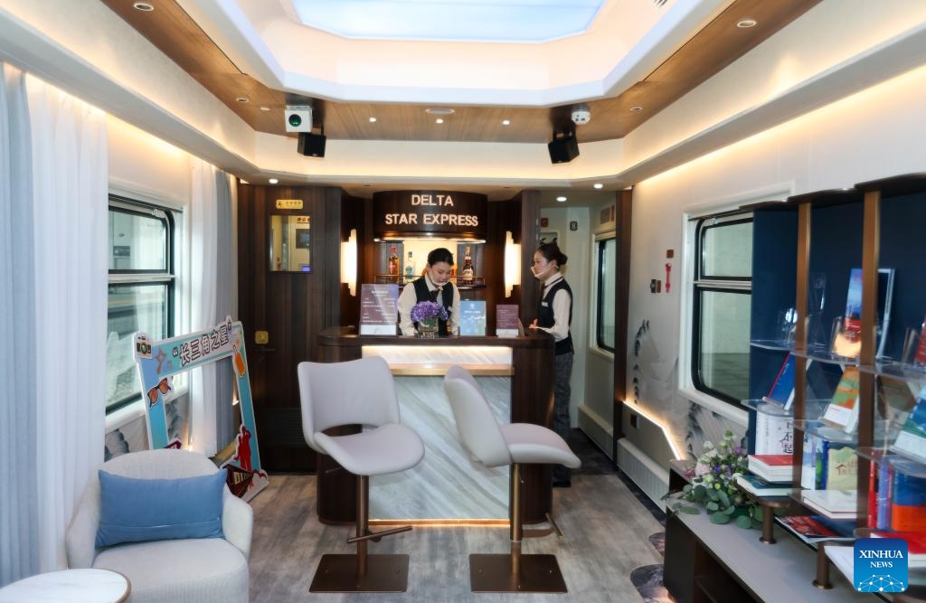 Le train Delta Star Express a quitté Shanghai pour un circuit de 18 jours au Xinjiang