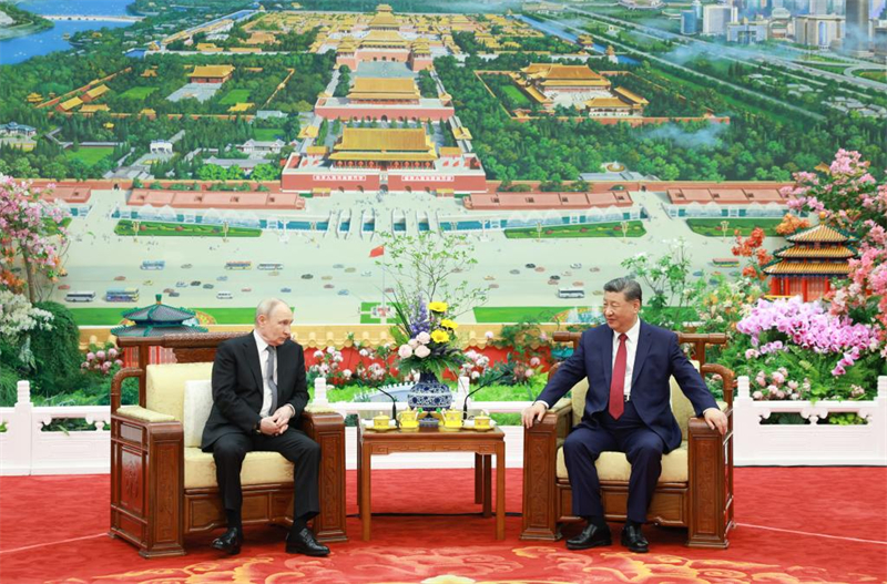 Xi Jinping et Vladimir Poutine s'entretiennent autour d'un thé à Beijing