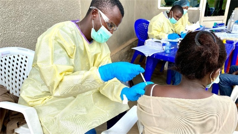 Photo d'archives montre qu'un travailleur de la santé administre une dose de vaccin contre Ebola à une femme dans la province du Nord-Kivu, en République démocratique du Congo, le 21 mars 2021. (Xinhua/Alain Uaykani)