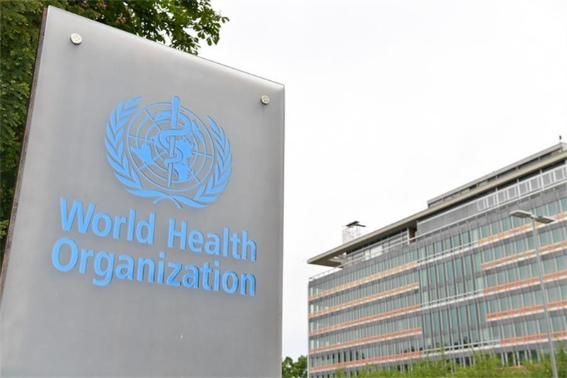Photo prise le 21 mai 2023 montrant le logo de l'Organisation mondiale de la santé (OMS) avec le bâtiment de son siège à l'arrière-plan à Genève, en Suisse. (Xinhua/Lian Yi)