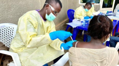 ZOOM AFRIQUE : la flambée d'Ebola en RDC et en Ouganda suscite une inquiétude généralisée