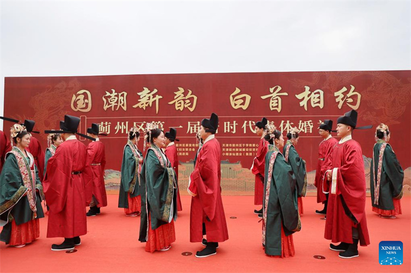 En photos : une cérémonie de mariage traditionnel de groupe organisée à Tianjin