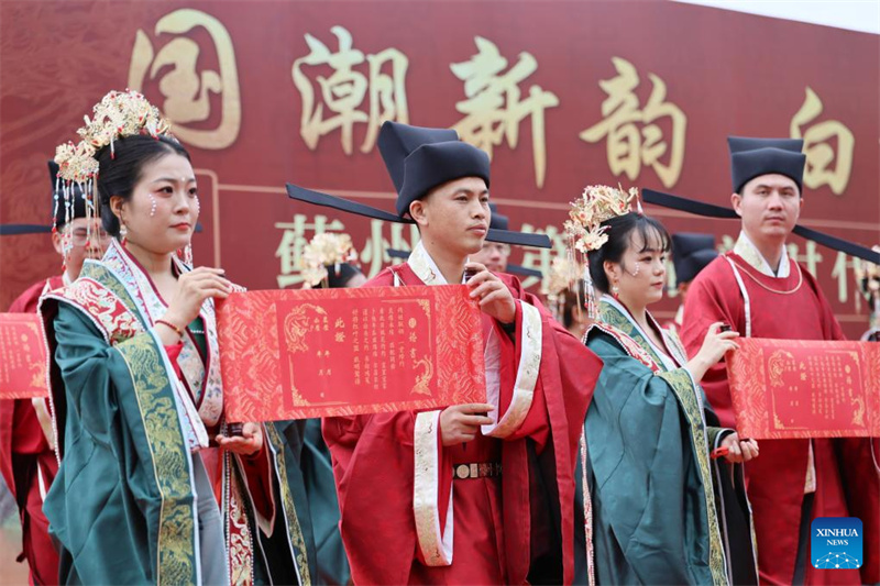 En photos : une cérémonie de mariage traditionnel de groupe organisée à Tianjin