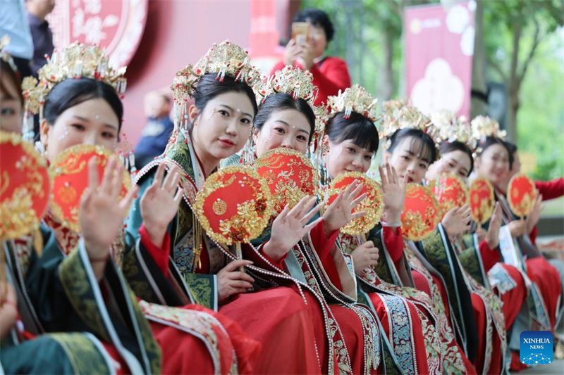 En photos : une cérémonie de mariage traditionnel de groupe organisée à Tianjin