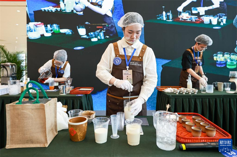 Zhejiang : l'ouverture de la 8e édition de l'Exposition internationale du thé de Chine