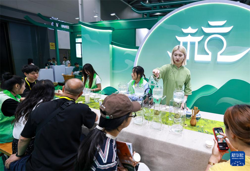 Des exposants préparent des boissons à base de thé pour les visiteurs lors de la 8e Exposition internationale du thé de Chine à Hangzhou, capitale de la province du Zhejiang (est de la Chine), le 21 mai 2026. (Jiang Han/Xinhua)