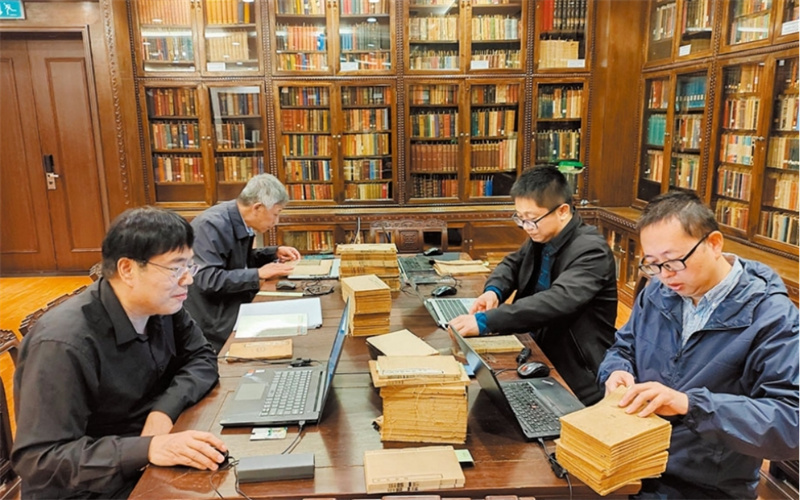L'équipe de catalogage et de duplication du projet de collection de livres chinois catalogue des livres chinois collectés par l'Université de Macao. (Photo/l'Université du Shandong)