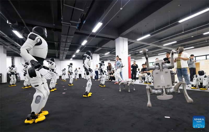 Des ingénieurs ajustent des robots de l'entreprise technologique SYNROX dans les locaux de 764 Aerospace, dans la municipalité de Tianjin (nord de la Chine), le 20 mai 2026. (Sun Fanyue/Xinhua)