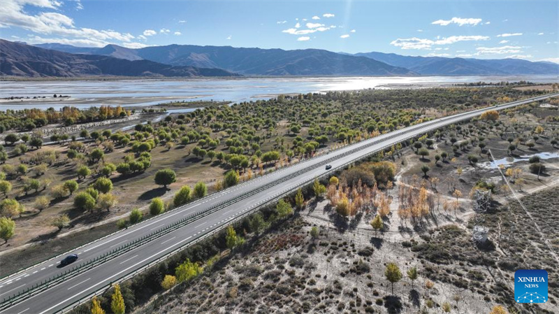 Xizang : un réseau de transport amélioré renforce l'accessibilité