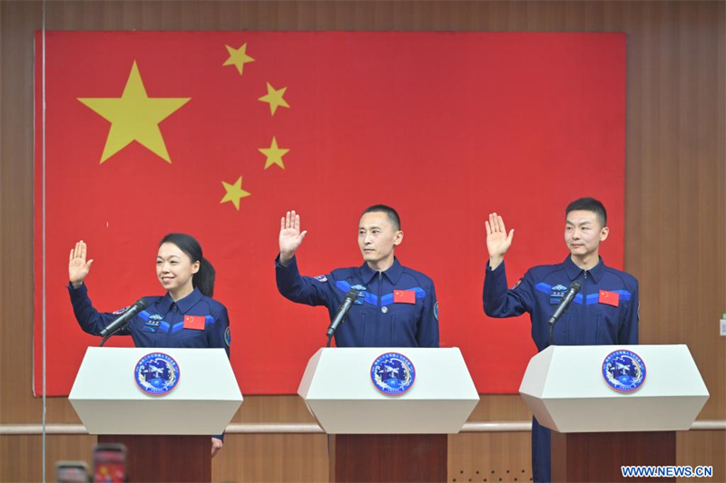 Les astronautes de la mission chinoise Shenzhou-23 rencontrent la presse