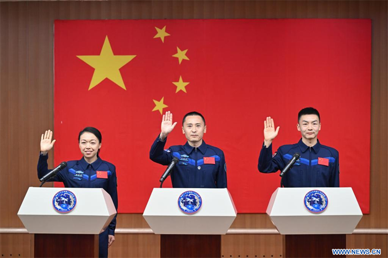 Les astronautes de la mission chinoise Shenzhou-23 rencontrent la presse