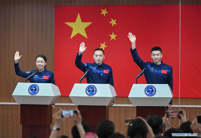 Les astronautes de la mission chinoise Shenzhou-23 rencontrent la presse