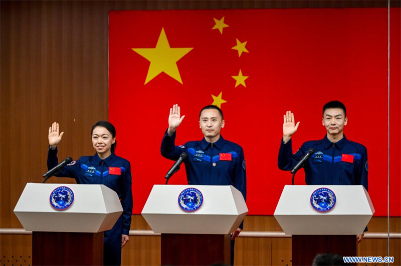 Les astronautes de la mission chinoise Shenzhou-23 rencontrent la presse