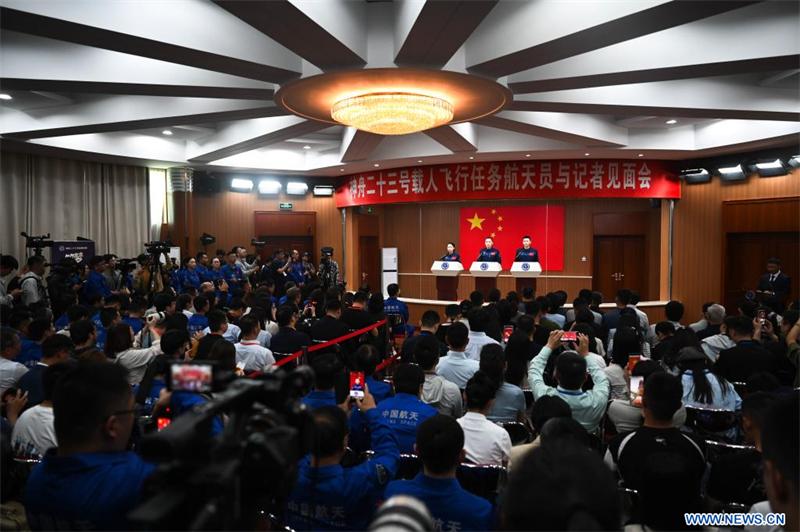 Les astronautes de la mission chinoise Shenzhou-23 rencontrent la presse