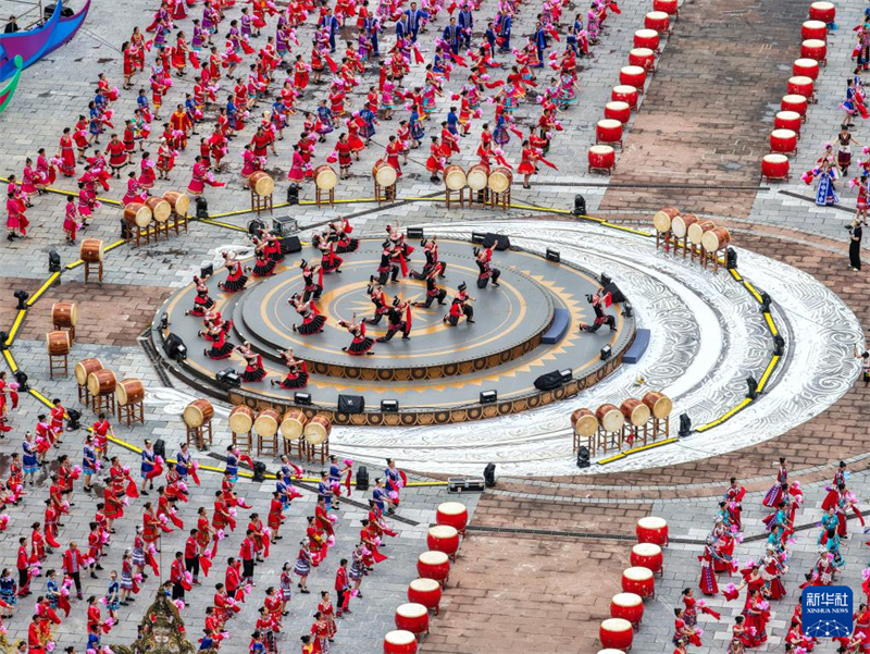 Chongqing : ouverture de la 15e édition du festival Caihuashan des Miao de la rivière Wujiang