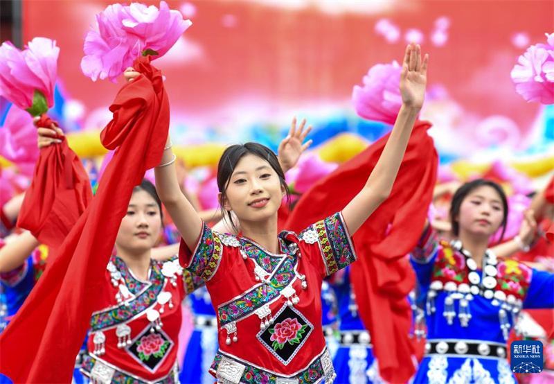 Chongqing : ouverture de la 15e édition du festival Caihuashan des Miao de la rivière Wujiang