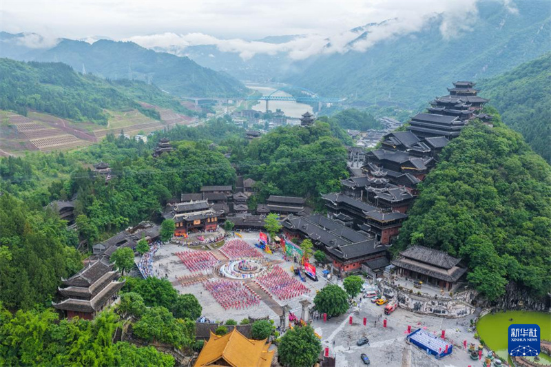 Photo prise par un drone montrant des Miao célèbrent le festival Caihuashan dans la cité de Chiyou Jiuli, dans le comté autonome Miao et Tujia de Pengshui, à Chongqing (sud-ouest de la Chine) le 24 mai 2026. (Tang Yi/Xinhua)