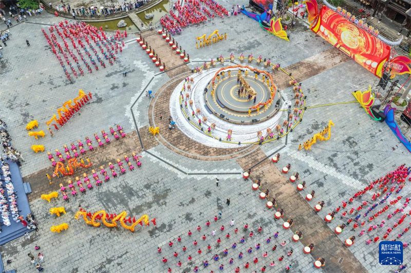 Chongqing : ouverture de la 15e édition du festival Caihuashan des Miao de la rivière Wujiang