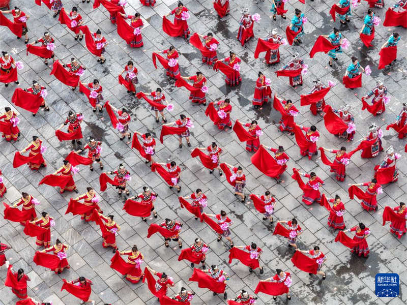 Chongqing : ouverture de la 15e édition du festival Caihuashan des Miao de la rivière Wujiang