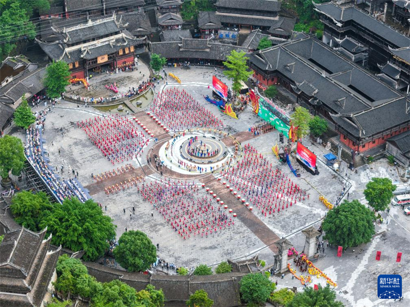 Chongqing : ouverture de la 15e édition du festival Caihuashan des Miao de la rivière Wujiang