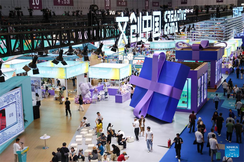 Photo prise le 22 mai 2026 montrant une scène de la zone d'exposition « Chine créative » du 22e Salon international des industries culturelles de Chine (Shenzhen), à Shenzhen, dans la province du Guangdong (sud de la Chine). (Liang Xu/Xinhua)