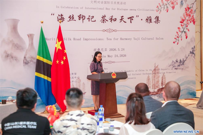 L'ambassadrice de Chine en Tanzanie, Chen Mingjian, prononce un discours lors d'un salon culturel tenu à Dar es Salaam, en Tanzanie, le 24 mai 2026. (Xinhua/Emmanuel Herman)
