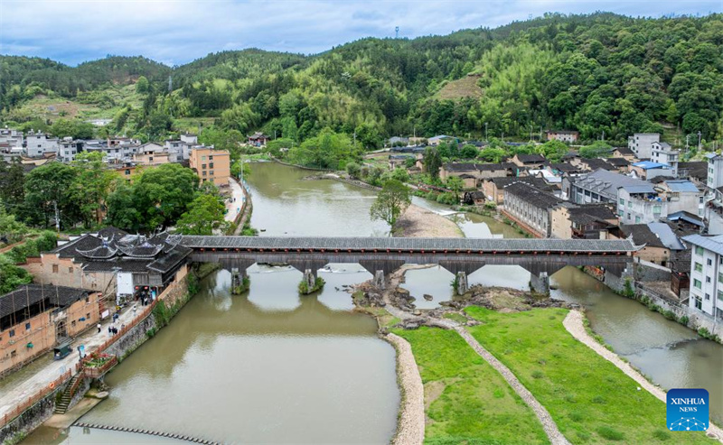 Fujian : des ponts en arc aux toits de bois bien conservés